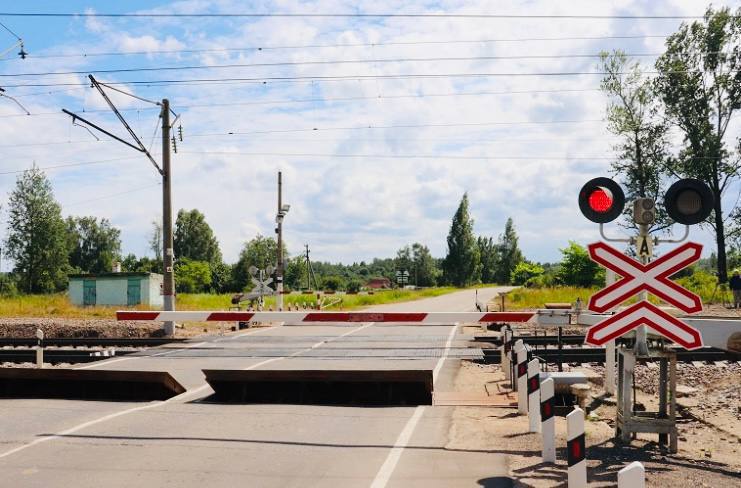 Результат комплексных мероприятий, направленных на выявление нарушений ПДД водителями автомототранспорта при проезде железнодорожного переезда. Вчера, 27 мая, сотрудниками Госавтоинспекции в Рязанской области проведены мероприятия, направленные на выявление нарушений ПДД водителями автомототранспорта при проезде железнодорожных переездов. В ходе мероприятий было выявлено более 10 нарушений Правил дорожного движения. Нарушители привлечены к административной ответственности. Госавтоинспекция призывает всех водителей к повышенной бдительност при пересечении железнодорожных переездов и неукоснительному соблюдению Правил дорожного движения.
