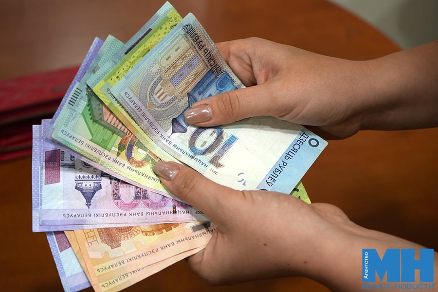 Реальные денежные доходы населения в Беларуси в январе августе выросли на 10 В общем объеме денежных доходов оплата труда занимает 66 5 трансферты населению пенсии пособия стипендии и другие 21 9 доходы от предпринимательской и иной деятельности приносящей доход 7 3 доходы от собственности и прочие доходы 4 3 Минск Новости MINSKNEWS BY Telegram Viber FB VK Inst TikTok YouTube