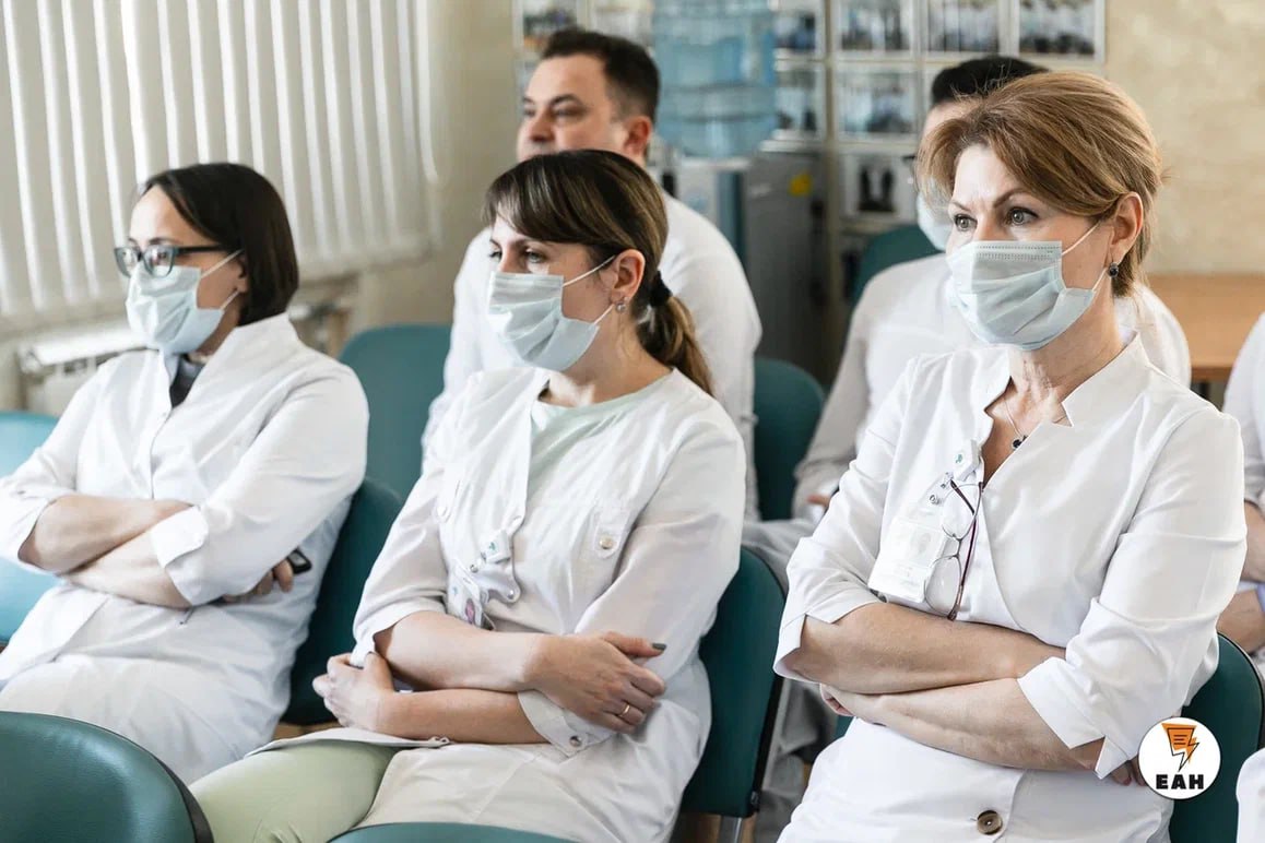 Сельских помощников фельдшера для Свердловской области будет готовить оренбуржец В Свердловском областном медицинском колледже сегодня сменили руководство учебное заведение возглавил Анатолий Володин Он переехал в Екатеринбург вслед за замгубернатора министром здравоохранения Свердловской области Татьяной Савиновой В этой должности он сменил Ирину Левину которая руководила колледжем более четверти века На малой родине Володин руководил Оренбургским областным медицинским колледжем В этой должности он занимался подготовкой помощников фельдшера это личный проект Савиновой начатый в Оренбуржье и продолженный на Среднем Урале В этом контексте смена руководства колледжа выглядит вполне логичной EanNews