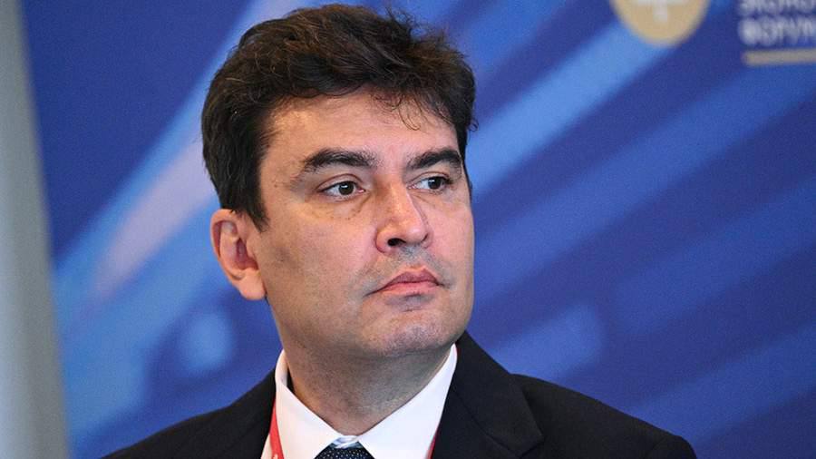 Президент России Владимир Путин присвоил дипломатический ранг чрезвычайного и полномочного посла Марату Бердыеву послу по особым поручениям МИД России по вопросам Группы двадцати АТЭС и БЕП су шерпе в G20 Присвоить дипломатические ранги чрезвычайного и полномочного посла Бердыеву Марату Владимировичу говорится в указе президента Кроме того аналогичный дипломатический ранг присвоен послу России на Маврикии Ираде Зейналовой и директору департамента многостороннего сотрудничества по правам человека МИД РФ Григорию Лукьянцеву Ранее Бердыев интервью Африканской инициативе рассказал о перспективах сопряжения евразийской интеграции с африканским направлением роли Африки в глобальных форматах и приоритетах российской дипломатии на африканском континенте Африканская инициатива Подписаться