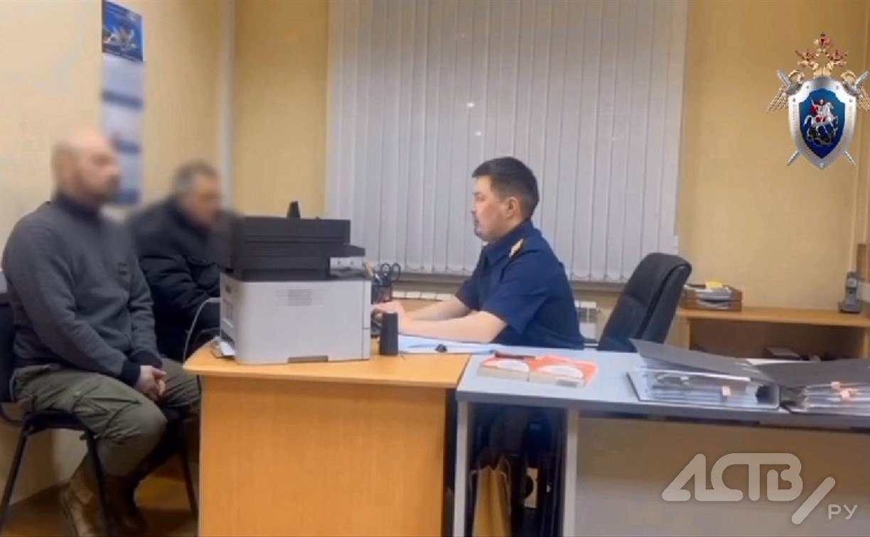 Верховный суд удовлетворил прошение о смене территориальной подсудности дела Михаила Пичугина Дело выжившего после двух месяцев дрейфа в Охотском море до этого поступило в Николаевский на Амуре городской суд но защита добивалась изменения территориальной подсудности дела передаёт ENews112 Уточняется что ходатайство о рассмотрении дела в Улан Удэ где проживает семья подали по просьбе матери Михаила Пичугина Напомним мужчине предъявили обвинение по двум статьям УК РФ ч 5 ст 327 УК РФ использование заведомо подложного документа ч 3 ст 263 УК РФ нарушение правил безопасности движения и эксплуатации морского транспорта повлекшее по неосторожности смерть двух лиц По версии следствия в июле 2024 года Михаил Пичугин предоставил в отделение Центра ГИМС договор купли продажи маломерного судна но лично внёс заведомо недостоверные данные о характеристике подвесного лодочного мотора Подробнее о трагедии и расследовании дела читайте на сайте astv ru jswy03 utm tg