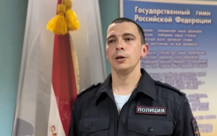 Министр внутренних дел Мордовии получил письмо от жительницы Ковылкинского района. Женщина просила поблагодарить сотрудника спецбатальона ППС Федора Кознова. Лейтенант полиции в конце апреля помог потушить пожар, который вспыхнул рядом с домом сельчанки. Полицейский из Саранска гостил у своей родни в деревне. В ночь с 24 на 25-е апреля лейтенант проснулся от хлопков, которые раздавались на улице. Секунды спустя Федор увидел зарево над домом напротив. Там уже вовсю полыхали баня и надворные постройки. Полицейский бросился на помощь, прихватив с собой автомобильный огнетушитель. Его родственник в это время протягивал к месту пожара поливочный шланг. Вскоре к месту происшествия начали приезжать пожарные расчеты, которым полицейский помогал разворачивать рукава. В итоге соседский дом удалось спасти.