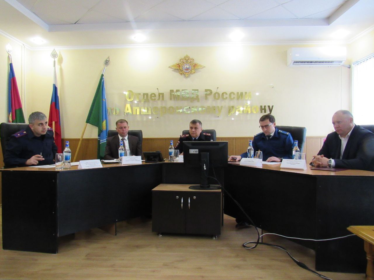 Апшеронские полицейские подвели итоги оперативно служебной деятельности за 2025 год Совещание провели начальник отдела МВД России по Апшеронскому району полковник полиции Алексей Платов руководитель муниципалитета Алексей Передереев прокурор Апшеронского района советник юстиции Алексей Попов председатель Апшеронского районного суда Владимир Сердюков и заместитель руководителя Горячеключевского межрайонного следственного отдела СУ СК РФ по Краснодарскому краю майор юстиции Георгий Ростамов На совещании присутствовали руководители структурных подразделений отдела МВД Общая раскрываемость в Отделе составила 53 7 По сравнению с аналогичным периодом прошлого года снизилось общее количество краж чужого имущества 121 Зарегистрировано преступлений тяжкой и особо тяжкой категории 259 Профилактические меры по борьбе с кибермошенниками помогли снизить количество данного вида преступлений на 10 8 Зарегистрировано 56 преступлений по линии НОН из незаконного оборота изъято более 1 7 кг наркотических средств На данный момент криминогенная и общественно политическая обстановка в районе остаётся стабильной Начальник Отдела Алексей Платов поблагодарил личный состав за добросовестное исполнение служебных обязанностей обозначил направления деятельности требующие повышенного внимания Отметил вклад сотрудников в организацию профилактической деятельности пресечение и раскрытие преступлений укрепление правопорядка на территории обслуживания Полиция Апшеронска Мы в MAX Апшеронский рабочий