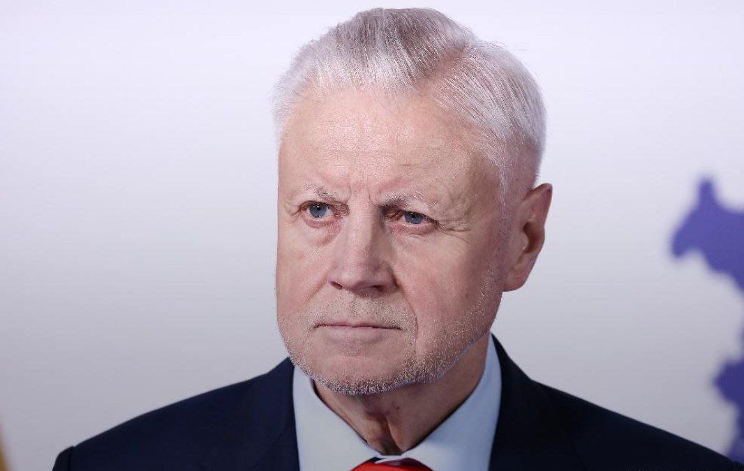 Миронов предложил ограничить наценку на 25 основных продуктов.   Он отметил, что наценка основных социально значимых продуктов питания не должна превышать 15% от закупочной цены.   Сейчас наценка на продукты в торговых сетях может составлять от 100 до 200%, добавил председатель партии "Справедливая Россия — За правду".
