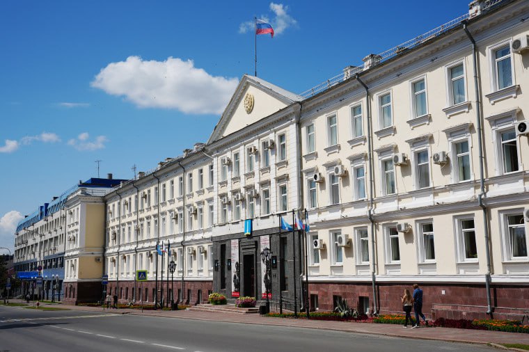 По итогам первого полугодия доходы бюджета Ульяновска выросли на 13,8% Глава города Александр Болдакин поручил профильным ведомствам усилить работу с работодателями по повышению сотрудникам организаций заработной платы и выводу доходов «из тени» - В бюджет Ульяновска за первое полугодие поступило свыше 11 миллиардов рублей. Помимо субсидий и субвенций из областного бюджета мы стараемся увеличить объёмы собственных доходов. В первую очередь, это налоги и неналоговые доходы, а также средства от реализации и сдачи в аренду муниципального имущества, - отметил Александр Болдакин За шесть месяцев 2025 года в городской бюджет поступило 11 млрд. 201,1 млн. рублей. Прирост поступлений к аналогичному периоду прошлого года составил 546,9 млн. рублей, или 13,8% В первом полугодии первоначальный план по налоговым и неналоговым доходам скорректирован в сторону увеличения на 838, 4 млн. рублей Подробнее