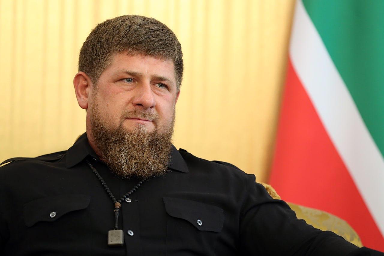 Кадыров сделал важное заявление о своём здоровье Глава Чечни назвал «пустыми слухами» распространяющуюся информацию о его болезни и опубликовал видео с рассуждениями: Всё чаще слышу сплетни о моей болезни — мол, я умираю, мне осталось немного. Во-первых, болезнь и смерть — это путь каждого человека. Никто из живущих не миновал этой дороги. Если мне суждено прожить 50, 60 или 70 лет, я их проживу, как предписано, и никто не отнимет ни дня. Вы как были сплетниками без мужества, прячущимися, словно мыши, за границей, так и остались, это ваша сущность.