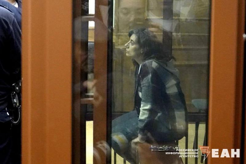 Суд перенес рассмотрение апелляции опекунши Далера Бобиева Рассмотрение апелляции Вероники Наумовой осужденной за убийство опекаемого мальчика Далера Бобиева перенесено в апелляционном суде Санкт Петербурга Как сообщили в пресс службе Свердловского облсуда причина продление срока для ознакомления адвоката с материалами дела Информация о смене защитников опекунши не подтвердилась 28 июля Наумова была приговорена к 24 годам колонии общего режима и двум годам ограничения свободы Напомним что 26 июня 2023 года она сообщила о пропаже Далера заявив что мальчик убежал из дома Однако после трехдневных поисков его тело было найдено 29 июня в гараже Наумовой спрятанное в сумке Следствие установило что в декабре 2022 года она жестоко избила мальчика и утопила его в ванной после чего скрыла тело и продолжала получать на него выплаты Наумова продолжает отрицать вину в смерти шестилетнего Далера EanNews