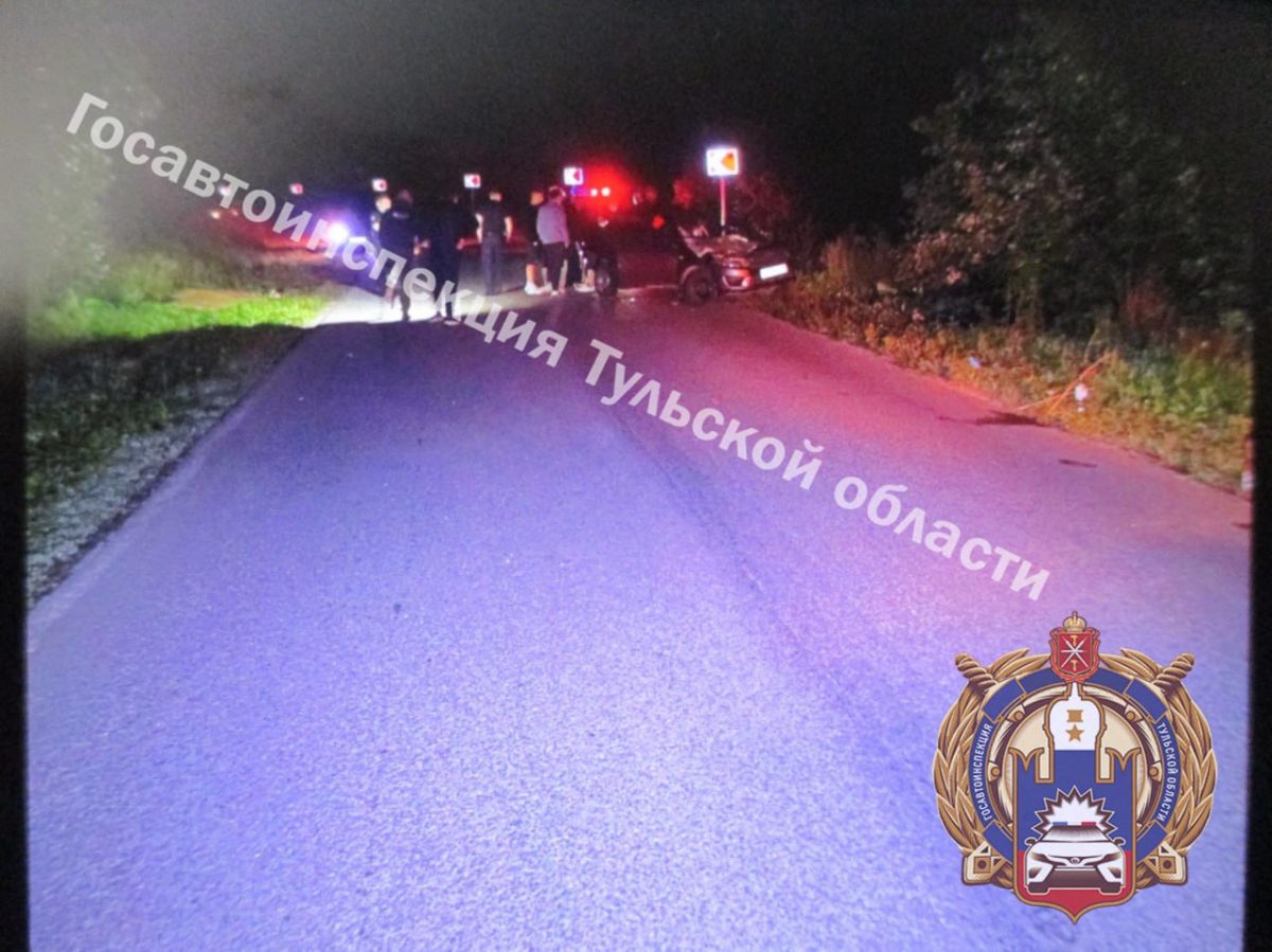 Водитель погиб: в Тульской области Lada улетела в дерево     Автомобиль Lada Granta улетел в кювет в Тульской области, 34-летний водитель погиб на месте.  ↗  Прислать новость   Подписаться
