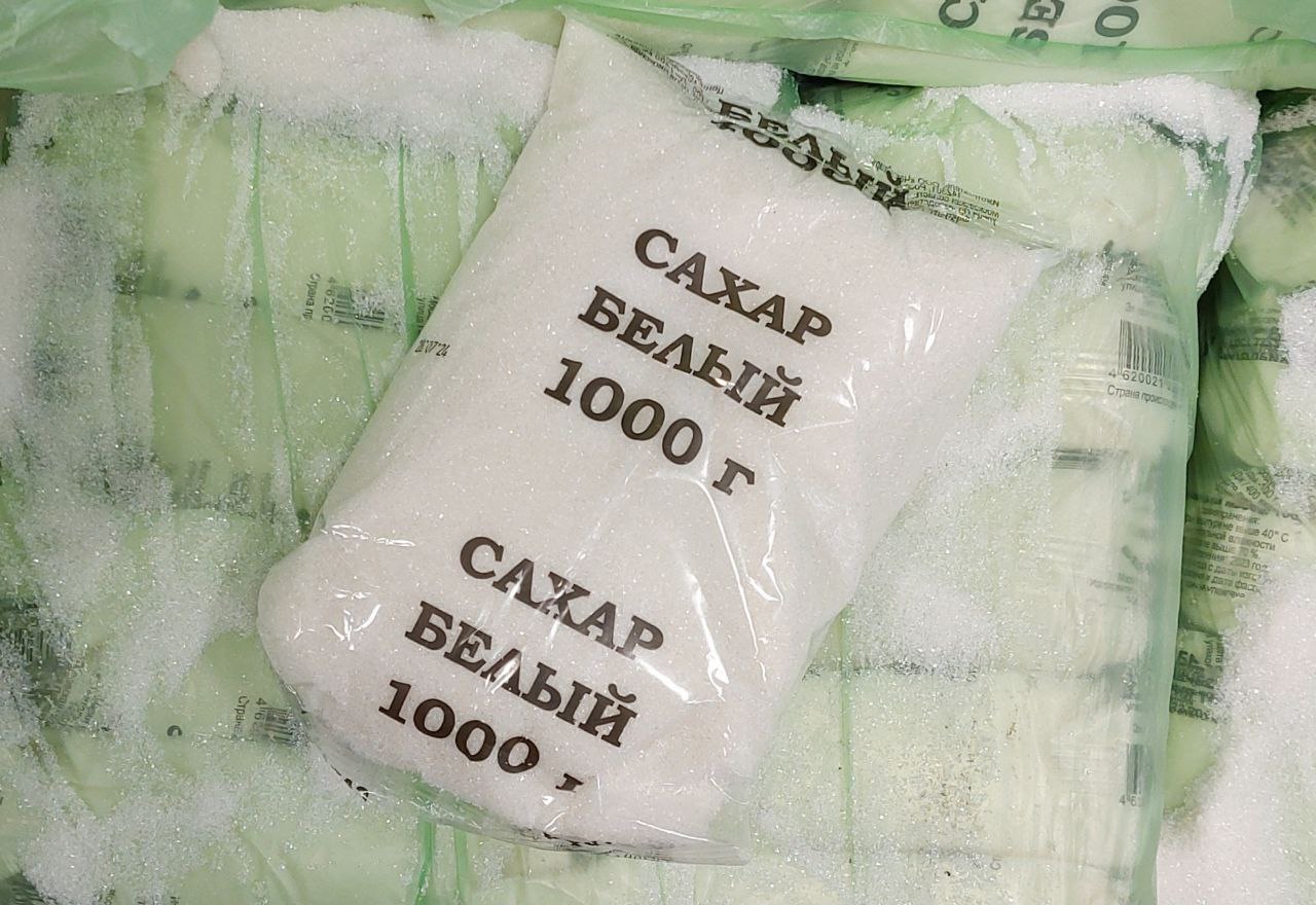 Производство сахара в России сократилось почти на 30% год к году и эта тенденция может продолжиться. Всё дело в сокращении отгрузок сахарной свеклы  за первое полугодие на 51%  меньше год к году  из-за падения урожайности.  К изменению цен на сахар это не привело, но такие вещи имеют отложенный эффект и проявляются не сразу.