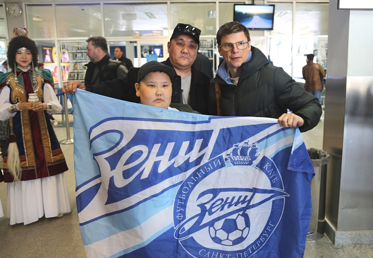 Андрей Аршавин прибыл в Якутск! В аэропорту «Якутск» сегодня утром, 11 мая, встретили настоящую легенду российского футбола – Андрея Аршавина! Это его первое посещение Якутска. Вечером на стадионе «Туймаада» состоится грандиозный медиа-матч, где команда звезды футбола сразится с командой министра спорта Якутии Леонида Спиридонова. На фото Аршавин и его якутские фанаты. #гостиаэропорта