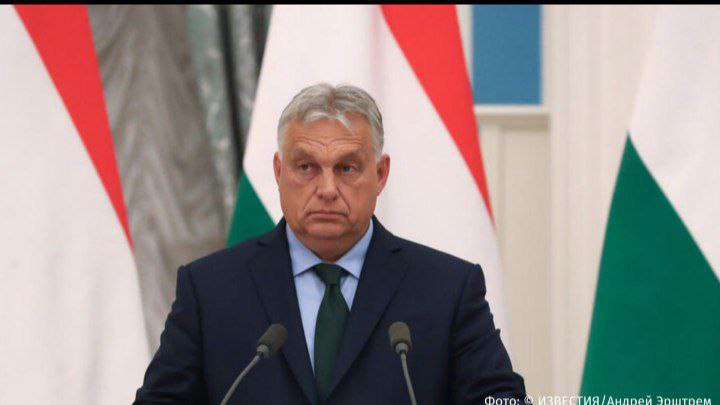 Премьер-министр Венгрии Виктор Орбан после атаки США призвал ЕС отменить запрет на газ и нефть из России. Политик объяснил это тем, что конфликт на Ближнем Востоке может повлиять на скачок цен на энергоносители. "Нам придется столкнуться с дальнейшим ростом цен на энергоносители, это теперь серьезная опасность", — сказал после заседания совета обороны Орбан, слова которого приводит портал Index. По словам венгерского премьера, цены на нефть и газ уже соответствующе отреагировали на конфликт на Ближнем Востоке