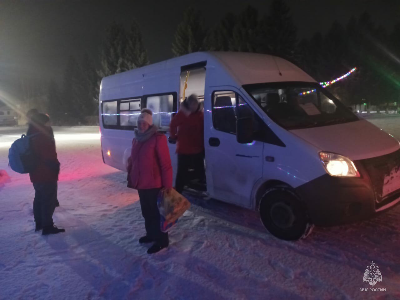 Оказана помощь на трассе  В Алтайском районе, близ перевала Комарский, сломался экскурсионный микроавтобус с группой из Новосибирска  20 человек .    Из села Алтайское на место выезжали специалисты МЧС России и представители районной администрации.  На автобусе администрации группа доставлена в райцентр Алтайское, откуда убыла по маршруту на резервном автобусе организатора экскурсии. ‼ Напоминаем автомобилистам о необходимости следить за информационными сообщениями об обстановке на дорогах. Местами по краю ожидается ухудшение погодных условий, метели и гололёд. В сильную непогоду от дальних поездок стоит воздержаться.