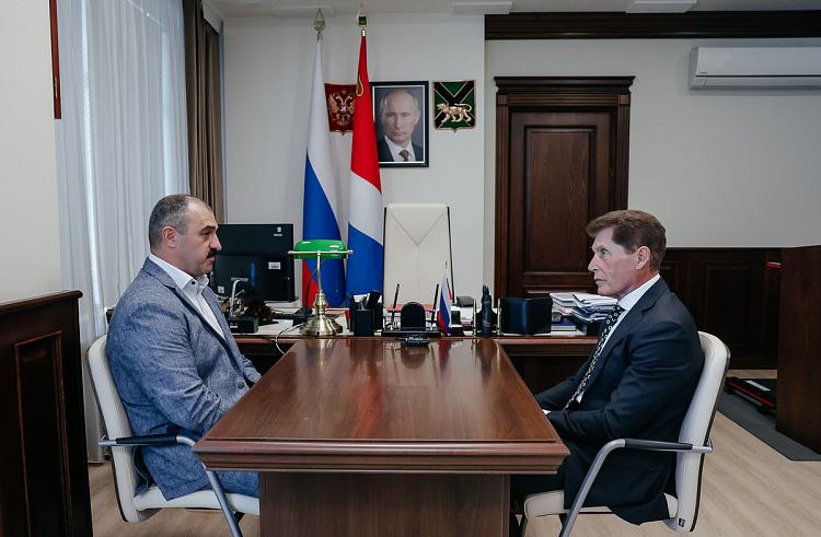 Губернатор Приморского края Олег Кожемяко провел встречу с Президентом Олимпийского комитета Беларуси Виктором Лукашенко.   Как сообщает пресс-служба главы региона, стороны обсудили дальнейшее сотрудничество в области культурного и спортивного взаимодействия. В том числе – участие белорусских спортсменов в очередных играх "Дети Приморья", намеченных на 2026 год.   "Такие мероприятия больше вовлекают молодёжь в дружеские отношения. Идёт подготовка к таким знаменательным для Приморского края играм – и ваш приезд даст определенный эффект и поднимет уровень игр "Дети Приморья" в 2026 году", – подчеркнул губернатор Приморья.   В свою очередь, Виктор Лукашенко подтвердил намерения Беларуси в дальнейшем активном сотрудничестве с Приморьем.   "У нас, действительно, много совместных проектов, и осуществляемых, и перспективных – в экономике и искусстве, в направлении патриотического воспитания. И, конечно, неотделим здесь и спорт. Вы правильно сказали, что благодаря совместным играм, таким как "Дети Приморья", "Дети Азии", мы подняли наш общий уровень достаточно высоко",  – уверен глава белорусского Олимпийского комитета.