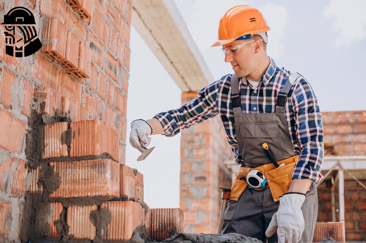 Дефицит кадров в стройотрасли России к 2030 году превысит 400 тысяч человек Российский строительный сектор к 2030 году столкнется с дефицитом кадров превышающим 400 тысяч человек прогнозирует эксперт по строительству и эксплуатации промышленных объектов Витольд Дагель По его оценке для компенсации этой нехватки необходимо повысить производительность труда в отрасли на 22 к этому же сроку Дагель отмечает что текущая ситуация на рынке труда характеризуется как перегретая с самой низкой безработицей с 1991 года и острой нехваткой квалифицированных кадров В этих условиях перед российским бизнесом стоит непростая задача удержать компетентных работников и снизить затраты без ущерба для производства kvadratnymaster