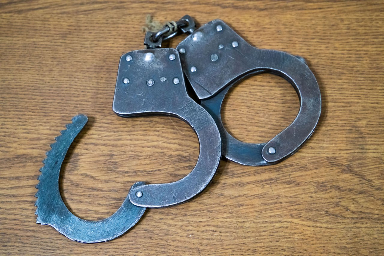 Южноуральские чекисты задержали начальника отделения ГИБДД Кунашакского округа Сегодня сотрудниками управления ФСБ по Челябинской области в ходе спецоперации был задержан начальник отделения ГАИ отдела по Кунашакскому округу Южного Урала Его обвиняют в получении взятки от коммерсанта в виде 40 тонн щебня и 30 тонн чернозёма Взамен на это полицейский обеспечивал несоставление протоколов на водителей фирмы нарушающих правила дорожного движения Следователями областного СК возбуждено уголовное дело по статье о получении взятки в значительном размере за совершение незаконных действий Решается вопрос об избрании обвиняемому меры пресечения eugenejut