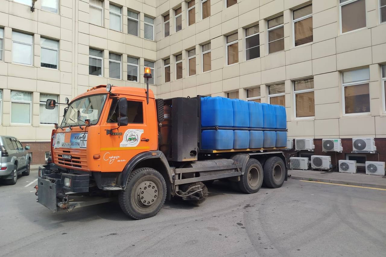 Восстановление водоснабжения на улице Бодрой  Вчера, 22 июля, на улице Бодрой, 53 произошел порыв водовода. Для устранения аварии специалисты Ростовводоканала заменили 4 метра трубы. Временно без воды остались жители домов в границах Бориславский—Мартовицкого—Нариманова—Евдокимова, а также БСМП-2 и Перинатальный центр.      23 июля в 12:00 работы завершены, водовод заполняется. На протяжении всего времени для жителей и пациентов был организован подвоз воды.