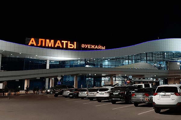 Air Astana изменила процедуру регистрации на внутренние рейсы из Алматы Изменены процедуры регистрации на внутренние рейсы авиакомпании Air Astana в аэропорту Алматы Об этом AVIA RU сообщили в пресс службе авиаперевозчика С 12 00 15 сентября 2025 года регистрация пассажиров на внутренние и международные рейсы Air Astana в аэропорту Алматы будет проводиться только в Терминале Т2 Изменения связаны с реконструкцией здания внутренних вылетов Терминал Т1 и будут действовать до завершения работ говорится в сообщении Регистрация пассажиров на внутренние рейсы будет осуществляться на стойках 14 25 в Терминале Т2 После завершения регистрации пассажирам необходимо пройти в Терминал Т1 для предполетного досмотра и посадки на рейс Пассажирам с онлайн регистрацией при наличии багажа следует сдать его на стойках 14 15 baggage drop off а при его отсутствии можно сразу проследовать в Терминал Т1 на досмотр и посадку aviaru net n287565