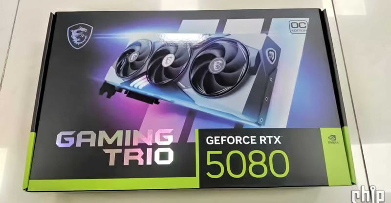 Шпионские фотографии коробки GeForce RTX 5080 в исполнении MSI Gaming Trio подтвердили характеристики новинки  Компания MSI готовится к выпуску новой видеокарты GeForce RTX 5080, и утечка фотографий упаковки, которые опубликованы на сайте VideoCardz, раскрывает некоторые технические детали. Судя по изображениям, модель будет представлена в версии Gaming Trio OC Edition с 16 Гбайт памяти GDDR7 и 256-битной шиной.  Что касается дизайна, то внешний вид RTX 5080 претерпел минимальные изменения по сравнению с предшественниками из серии RTX 40. Ключевые элементы, включая 2,5-слотовую конструкцию и три вентилятора, остались на месте. Устройство оснащено тремя портами DisplayPort и одним HDMI, однако версия этих портов не указана.  Ожидается, что Nvidia официально представит GeForce RTX 5080 на выставке CES 2025, до начала которой остаются считаные дни. Продажи стартуют 21 января 2025 года, и на данный момент карта уже должна быть отправлена дистрибьюторам, что, вероятно, и стало причиной утечки фотографий упаковки.    InterPC   Чат