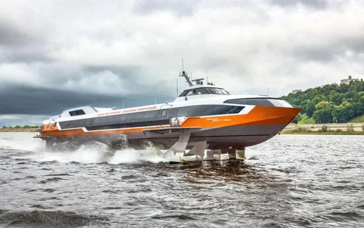 Нижегородский оператор скоростного речного флота Водолет летом 2026 года планирует возобновить рейс Метеора Казань Сарапул с продлением маршрута до Перми На пресс конференции в столице Татарстана посвященной планам будущей навигации были озвучены планы возобновления регулярных водных рейсов из Казани до южной столицы Удмуртии сообщает Интерфакс На июль август 2026 года предварительно запланировано порядка пяти рейсов в обоих направлениях При этом Сарапул не будет конечной точкой этого маршрута На следующий день Метеор из Сарапула будет направляться в сторону Перми Но более конкретная информация по данному маршруту будет доступна уже после начала навигации сообщил гендиректор компании Водолёт Никита Итальянцев По его информации навигацию перевозчик намерен открыть 2 мая рейсом Нижний Новгород Казань если этому не помешает паводок В эту навигацию компания планирует увеличить количество рейсов по данному маршруту до 58 в каждом направлении годом ранее была выполнена 51 пара рейсов перевезено 26 тыс пассажиров Рейс выполняется с 2024 года