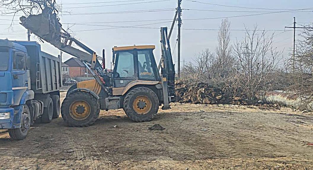 В Керчи Мастер-Юг наводит порядок после своих работ   Подрядной организацией «Мастер-Юг», выполняющей в городе реконструкцию сетей водоснабжения по заказу ГКУ «Инвестстрой РК», выполнены работы по благоустройству в некоторых местах строительства водовода.  Глава администрации Керчи с представителем подрядчика совершил объезд, обсудил сроки и необходимые работы по наведению порядка.  Результатом совместной работы стало выполнение подрядной организацией «Мастер-Юг» грейдирования в районе Мичурино. Руководитель администрации отметил, что вывезен лишний грунт, распланирована земля на зеленых зонах. После работ по переврезке в марте подрядная организация обязуется выполнить восстановление щебеночного покрытия.  «Несмотря на то, что администрация города не выступает заказчиком данных работ, глава администрации держит эти вопросы на контроле. Особенно в части обязательств, взятых подрядчиком по благоустройству пешеходных зон», - прокомментировал Олег Каторгин.