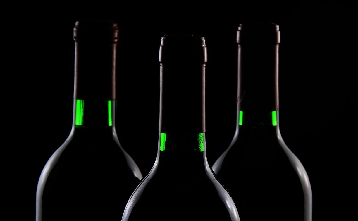 Алкомаркеты предложили не пускать в новостройки Депутаты хотят запретить размещать алкомаркеты в новых многоквартирных домах Об инициативе рассказал председатель Комитета Госдумы по труду социальной политике и делам ветеранов Ярослав Нилов Он отметил нередко алкомаркеты появляются в новостройках даже раньше чем в квартиры заселяются жильцы и создают вокруг себя соответствующую атмосферу Новый законопроект разработан для сохранения здоровья и спокойствия семей заезжающих в новые дома Если законопроект примут в нежилых помещениях новостроек будет запрещено размещение магазинов в которых доля выручки от продажи алкогольной продукции составляет более 50 от общей выручки пишет Парламентская газета