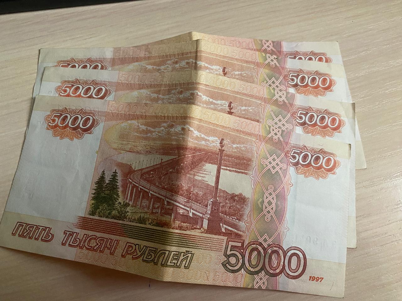 Директора школы в Ростовской области подозревают в мошенничестве В Шолоховском районе завели уголовное дело в отношении директора школы. Её подозревают в мошенничестве. Об этом сообщили в донском Следкоме. Почти два года, с 2020 по 2022, она получала премии за учителей. Педагогам она говорила, что средства направит на нужды школы. Однако по данным следователей она их потратила на себя. Всего пострадали пять учителей, а ущерб составил более 230 тысяч рублей. Сейчас следователи проводят проверку. Предложи нам новость