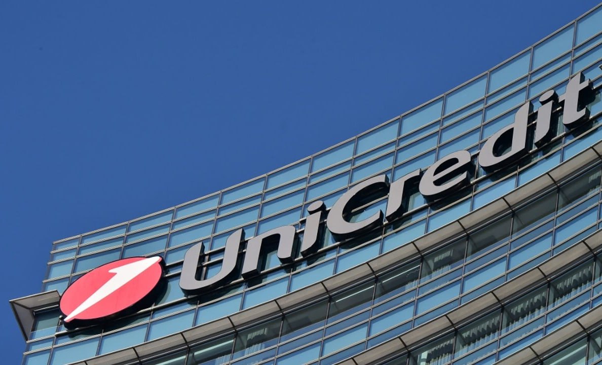 UniCredit отказался от покупки конкурента из-за правила «золотой власти»  Второй по величине итальянский банк UniCredit отозвал заявку на покупку своего более мелкого конкурента Banco BPM. Если бы сделка состоялась, то она привела бы к появлению в Италии крупнейшего банковского холдинга.  UniCredit не получил разрешения правительства на сделку, поэтому принял решение прекратить работу над ней. Хотя в переговорах был прогресс, добиться одобрения было невозможно даже при продлении срока действия предложения.  Правительство Италии может блокировать или ограничивать такого рода сделки в рамках правила «золотой власти», если купля-продажа касается стратегических активов.    Ранее сообщалось, что итальянский суд разрешил ему поглотить конкурента, но только если UniCredit уйдет из России в ближайшие 9 месяцев.