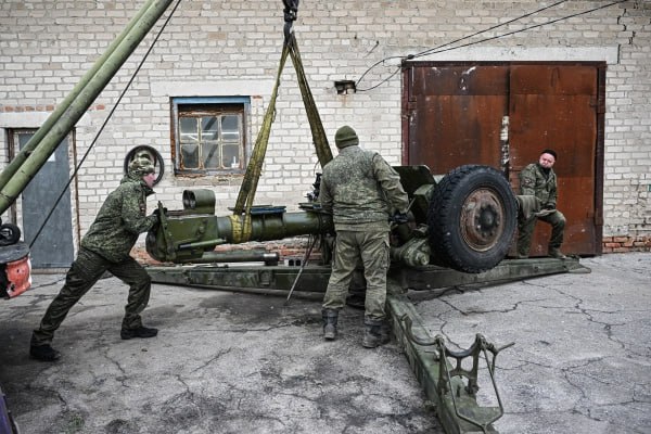 Регионам поставили задачи по обучению и трудоустройству участников спецоперации  Семинар для региональных чиновников, на котором им рассказали об организации аналогов «Времени героев» в субъектах Федерации на минувшей неделе, прошёл в «Сенеже».  Об этом «Ведомостям» сообщили три источника, близких к администрации президента. Профильным госслужащим разъяснили, как правильно запустить кадровую программу для участников СВО. Так, к 1 июля должны быть готовы региональные программы по отбору кадрового резерва из числа ветеранов, которым после обучения дадут зеленый свет при продвижении на госслужбу. В программе должно участвовать от 30 до 70 человек в каждом регионе.    Подпишись на «Говорит Москва»