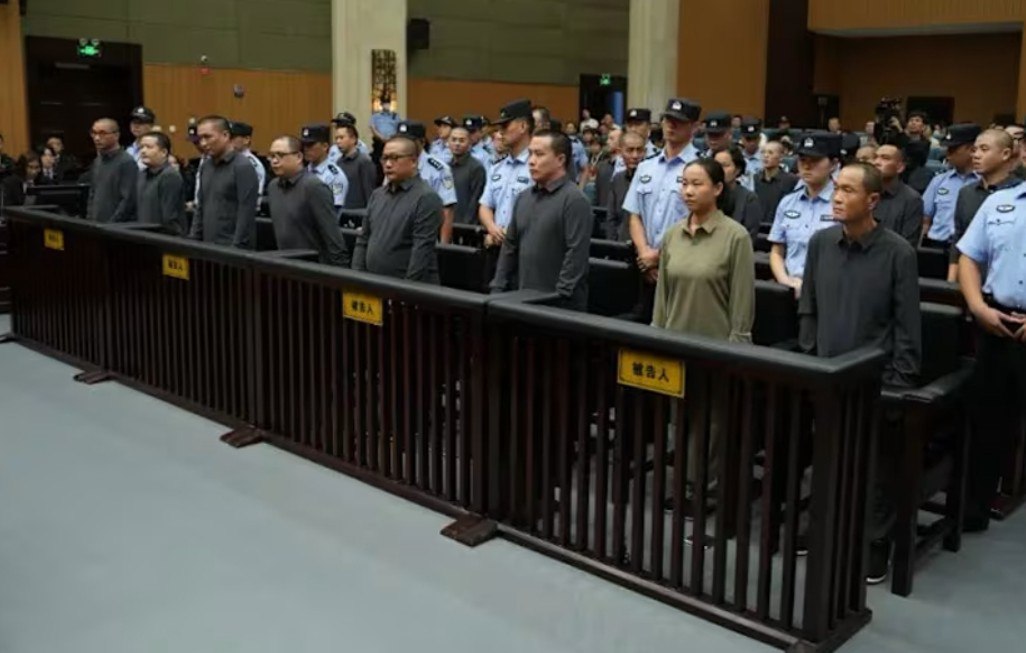 В Китае казнили 11 членов семьи Мин Они управляли скам центрами в Мьянме в которые вовлекали похищенных людей   repost uz ugrojali ubiystvom pri pobege Подписывайтесь на Repost