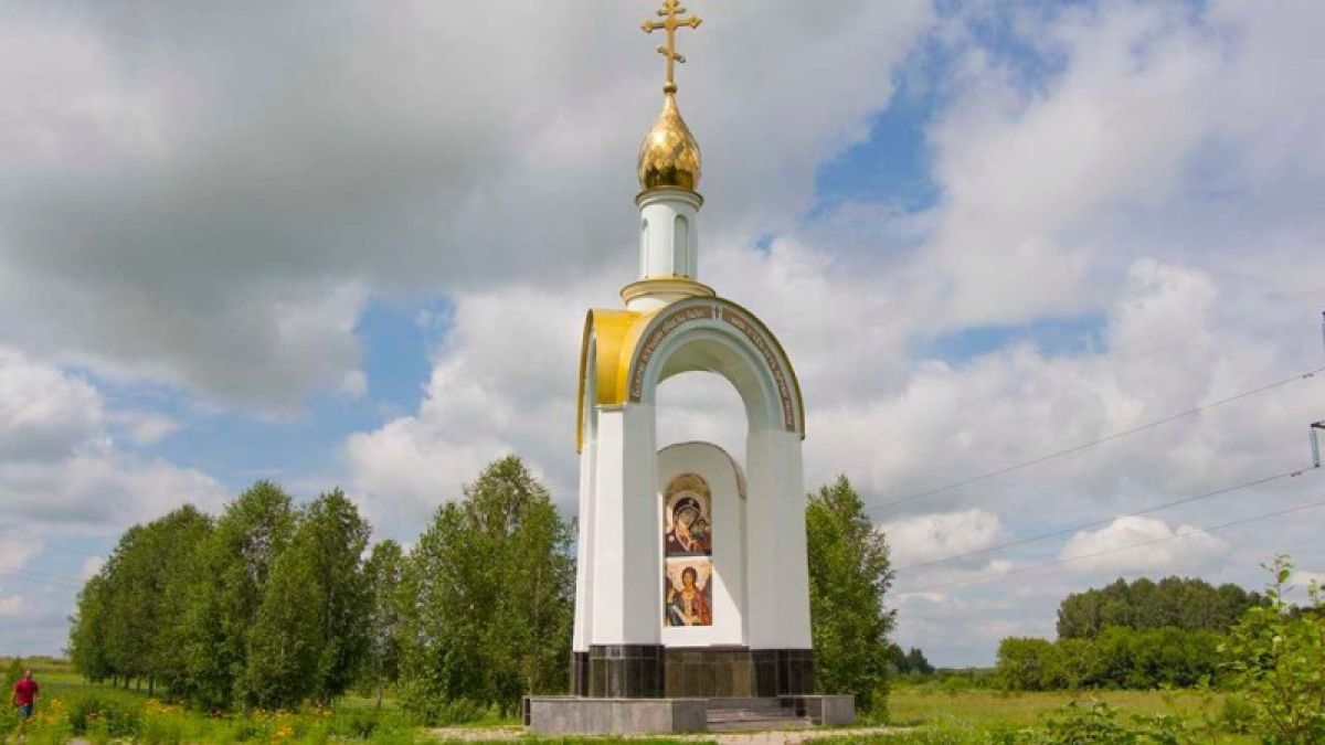 На месте гибели Михаила Евдокимова установят торговые павильоны и кафе Место у поворота на село Плешково, где стоит часовня, долгие годы находилось в статусе бесхозного. Силами властей Зонального района и энтузиастов, мемориал поддерживали. Поставить участок на кадастровый учёт удалось только в конце 2023 года – после внесения изменений в Правила землепользования. Сейчас здесь планирует установить дорожный комплекс для туристов, сообщила глава Зонального района Наталья Менщикова. Комплекс будет включать в себя кафе, сувенирный магазин и беседку. По словам главы района Натальи Менщиковой, у этого места есть хороший потенциал: уже существуют планы создать комплекс с беседкой, сувенирной лавкой и кафе.