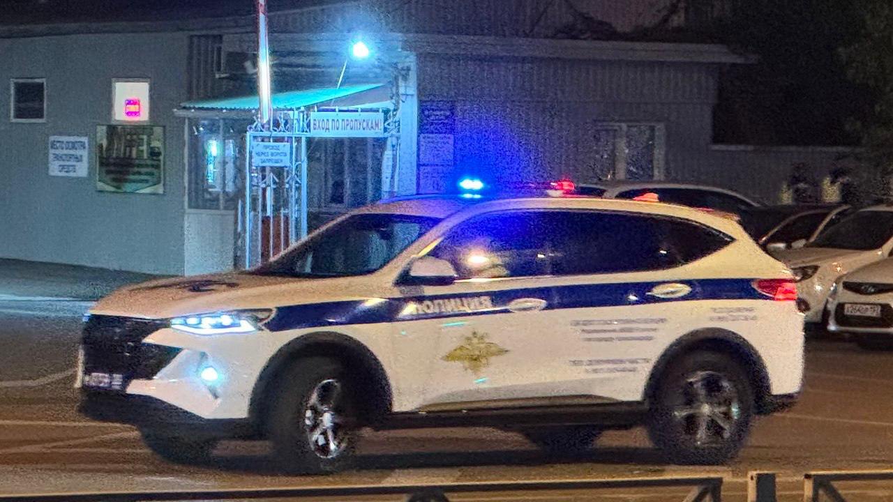 На Кубани задержали бывшего руководителя строительного проекта за подкуп В Краснодарском крае задержали бывшего руководителя проекта по строительству котельной в Инте за попытку коммерческого подкупа Он требовал от предпринимателя 3 млн рублей за приемку работ и подписание документов Фигурант получил часть денег но был уволен до завершения сделки Возбуждено уголовное дело проводятся обыски Утренний Юг прислать новость