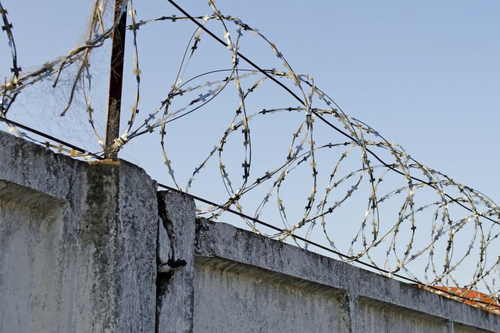 Оренбург Медиа   Около 700 заключенных оренбургских колоний отправились на СВО Заключить контракт с Минобороны могут далеко не все осужденные Существуют ограничения связанные с тяжестью совершенного преступления и состоянием здоровья По словам руководителя регионального УФСИН Сергея Поршина ведомство не препятствует инициативе заключенных отправиться в зону СВО Но существует ряд условий У нас в федеральном законе четко прописаны категории осужденных которые могут заключать контракт с Министерством обороны В них не подпадают экстремисты террористы а также лица отбывающие наказание за педофилию и изнасилование отметил Сергей Поршин Он добавил что отправиться на СВО не смогут и осужденные на пожизненное лишение свободы Если мы четко понимаем что данный осужденный может так скажем подробнее на канале Оренбург Медиа