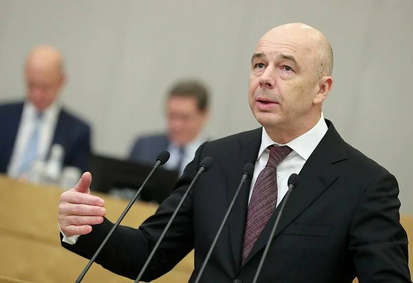 Государственная Дума приняла сегодня закон об исполнении федерального бюджета за 2024 год, общий объем его доходов составил более 36,7 трлн рублей, их увеличение было обусловлено ростом ненефтегазовых поступлений.   На пленарном заседании выступил министр финансов Антон Силуанов. Он поднял важную тему, касающуюся внебюджетного финансирования науки.  Сегодня мы видим, что наука финансируется примерно 70% за счет средств бюджета и примерно 30% за счет частных вложений. Вот эту пропорцию, как подчеркнул в своем выступлении министр, нужно изменить наоборот.  Силуанов добавил, что, когда рассматривали в правительстве наши планы до 2030-го года, запланировали поменять ее 50% на 50% к 2030-му году. Чтобы в дальнейшем, как и в других странах, коммерческие деньги составляли 70% и 30% государства. «Поэтому при изменении и увеличении доли трат наших предприятий и организаций мы сможем добиться достижения 2% от ВВП уровня финансирования науки. Именно в этом направлении мы предпринимаем все усилия», пояснил он.