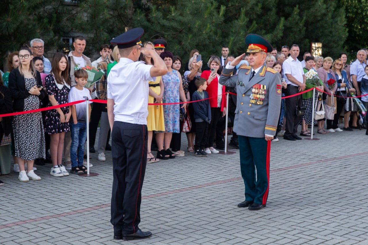 Президент ПМР Вадим Красносельский поздравил выпускников Республиканского кадетского корпуса им. Потемкина с окончанием учебного года. 9 июля учебное заведение отметит свое 23-летие. За эти годы корпус выпустил 510 кадет. Первый выпуск состоялся в 2006 году. Сегодня 20-й юбилейный — аттестаты получили 44 кадета. Отличившимся — часы от Президента, сотрудникам — госнаграды. Учебному заведению — проектор в подарок. Президентское пожелание выпускникам – двигаться вперед. По его словам, для достижения цели недостаточно быть смелым, умным, начитанным: результата добивается тот, кто не сдается. «Вам все по плечу!», – заверил глава государства.