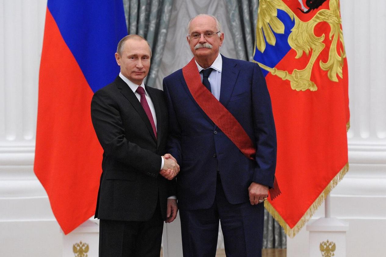 Владимир Путин напомнил как на юбилее Никиты Михалкова один из друзей режиссера облил его красным вином Очень извинялся сказал что вообще прекратит употреблять Все таки он свое слово не сдержал и продолжает это делать Правда в рамках разумного насколько мне известно рассказал президент в фильме Никита Михалков на телеканале Россия 1