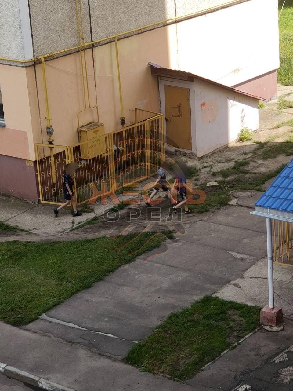 Опасные развлечения: орловские подростки кидали водяные бомбы на прохожих  «Бомбардировку» устроили в Советском районе города.     Очевидцы сообщают, что от этих «шалостей» пострадала пожилая женщина.    #происшествия      — надо привлечь к ответственности!