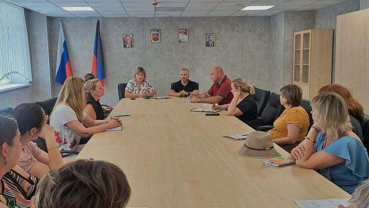 В Управе Жовтневого внутригородского района города Мариуполь прошло рабочее совещание  Сегодня состоялось плановое совещание сотрудников Управы Жовтневого внутригородского района под руководством Заместителя руководителя Жовтневого внутригородского района города Мариуполь Кондратенко Ирины Викторовны и Исполняющего обязанности главы Администрации Жовтневого района города Мариуполя Черного Александра Николаевича.     На встрече были обозначены ключевые приоритеты:  разъяснение порядка подачи воды в условиях ограниченного водоснабжения;  усиление контроля за сроками и качеством обработки обращений граждан;  эффективное взаимодействие между структурными подразделениями при решении комплексных задач.  Особое внимание было уделено вопросам, обозначенным в поручениях Главы ДНР Дениса Пушилина, в том числе мерам по восполнению запасов водоёмов, модернизации оборудования и поддержанию бесперебойной работы районных служб.