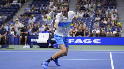 Медведев всухую выиграл первый сет у Боржеша в матче 4-го круга US Open   Российский теннисист Даниил Медведев проводит матч 1/8 финала Открытого чемпионата США с португальцем Нуну Боржешем.  Читать далее