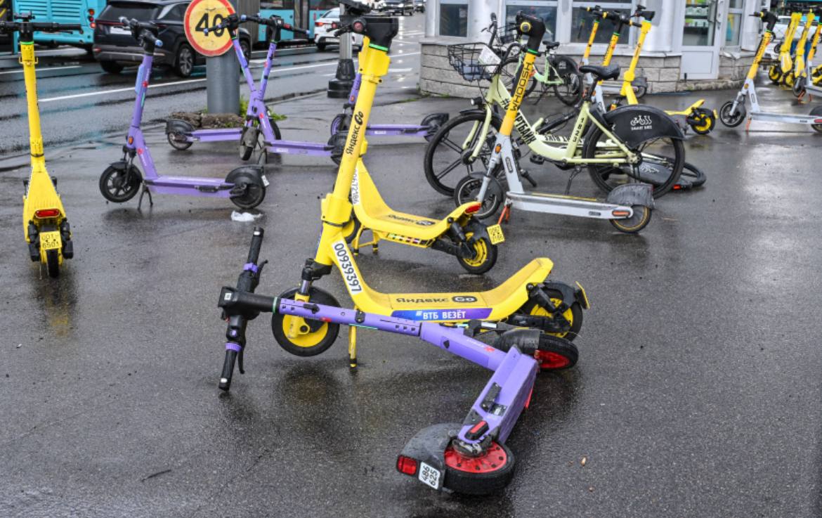 Оккервиль и Косая гора в Кудрово запретили ездить на самокатах Администрация Заневского поселения опубликовала соответствующие постановления На город решили оставить 600 самокатов и 21 парковку для них Согласно документам запрещается ездить на электросамокатах и других средствах в парках Оккервиль и Косая гора Также запрет установили на проспекте Строителей от улицы Ленинградской до Областной на улице Столичной от проспекта Европейского до улицы Английской и на всей улице Новой Кроме того скорость электротранспорта ограничили до 10 км ч в следующих местах на площади Европы на Романтическом бульваре на проспекте Европейском на улицах Областной Ленинградской Центральной Михаил Тихонов ДП Подписаться на DP RU