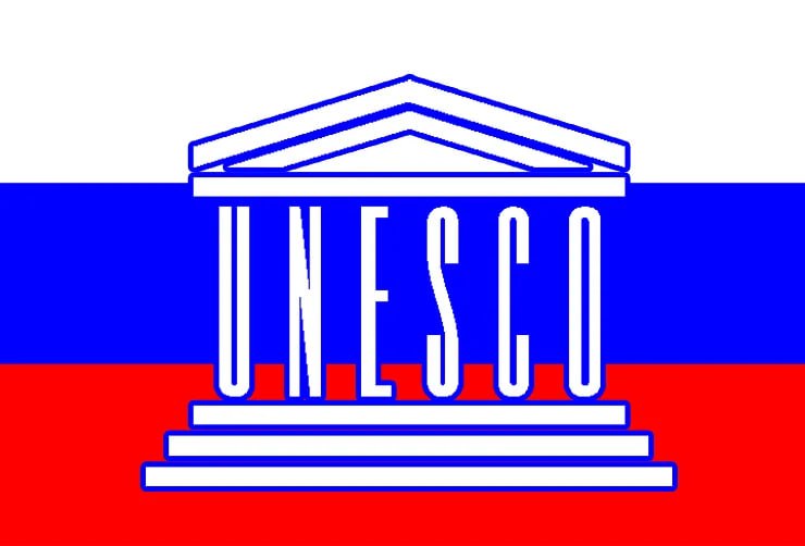 80 лет назад была создана Организация Объединённых Наций по вопросам образования науки и культуры ЮНЕСКО В настоящее время в России насчитывается 34 объекта ЮНЕСКО 23 культурных и 11 природных Значительная их доля расположена на Северо Западе от Национального парка Куршская коса и древних храмов Русского Севера до дворцов Петергофа и девственных лесов Коми Редакция поздравляет с сегодняшней годовщиной тех кто сберегает наши уникальные памятники и благодарит их за это служение На уходящей неделе в Карелии рассказали о работе нового объекта индустрии гостеприимства заметно упростившего посещение беломорских петроглифов включенных в список ЮНЕСКО в 2021 году Только за первые месяцы работы нового визит центра турпоток к беломорским петроглифам увеличился кратно с 15 до 30 тысяч посетителей Нет сомнений что уже в ближайшее время мы можем рассчитывать как минимум на 100 тысяч написал в своем Телеграм канале Глава республики Артур Парфенчиков В будущем году исполняется сто лет со дня открытия этих уникальных творений наших древних предшественников уверены что эта важная дата будет отмечена в соответствии с ее значением