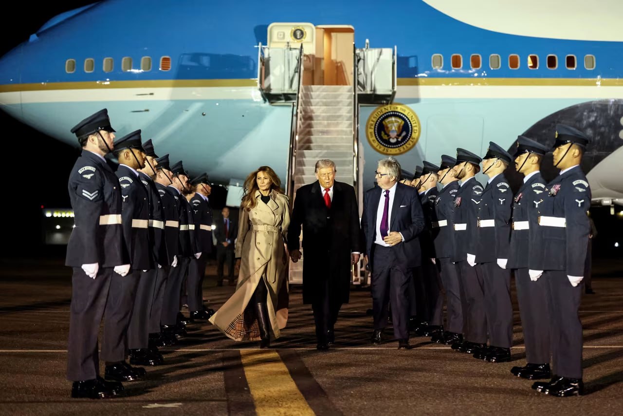 Трамп прибыл в Лондон Ранее NYT писала что в Британии к его визиту готовят самую масштабную операцию по обеспечению безопасности со времён коронации Карла III Подписаться на RT ТГ Зеркало MAX
