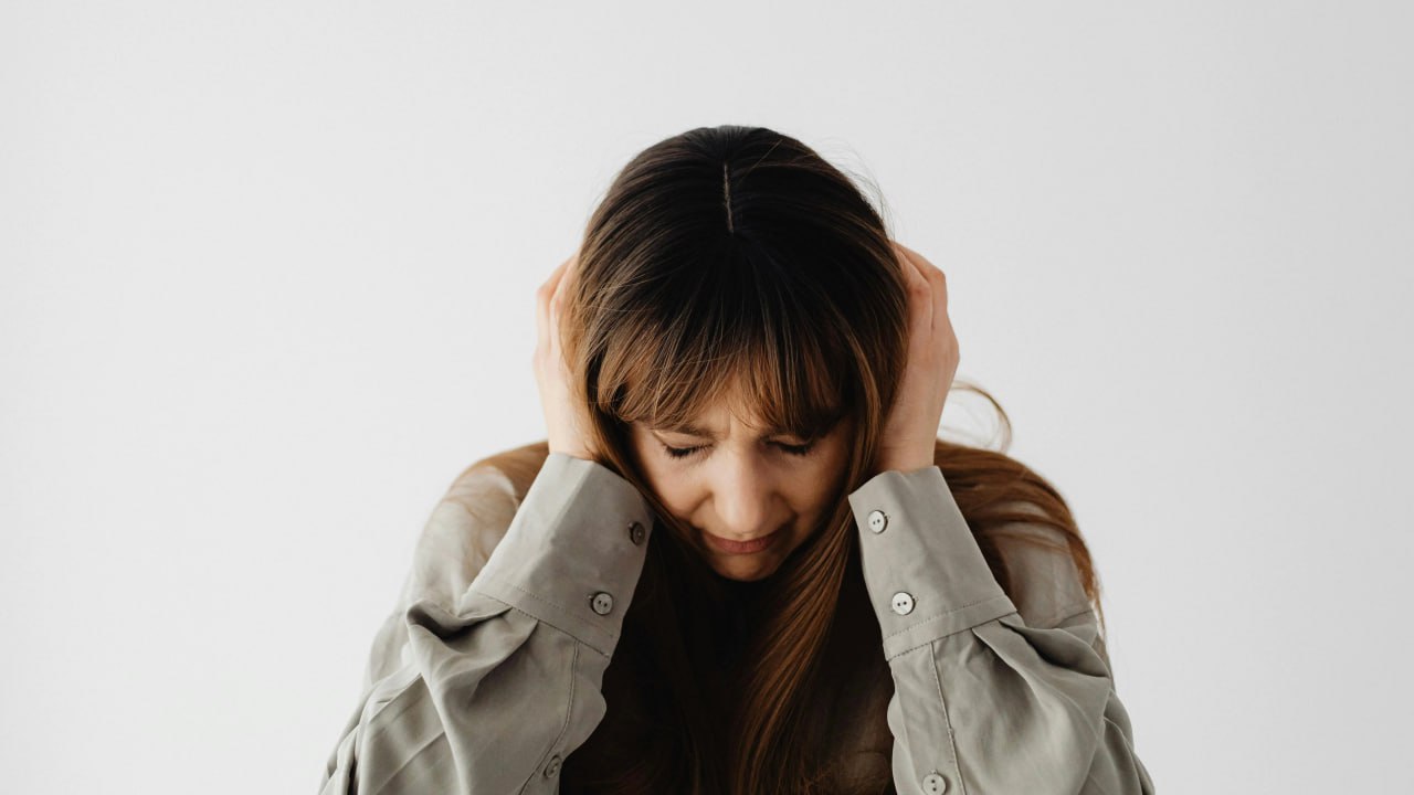 В Хабаровске суд обязал громких соседей сделать у себя в квартире шумоизоляцию Хабаровчанка на протяжении трех лет страдала от шумных соседей сверху Женщина постоянно слышала все то что происходило в квартире включая разговоры и звуки от использования бытовых приборов По ее словам шум от соседей стал невозможным после того как те провели у себя некие ремонтные работы Переговоры ни к чему не привели а здоровье хабаровчанки становилось только хуже Женщина обратилась в суд с аудиозаписями подтверждающими ее слова о шуме от соседей Те в свою очередь поспешили обвинить во всем застройщика однако когда дело дошло до технической экспертизы специалистам в свою квартиру они зайти не дали В итоге экспертом был сделан вывод что именно соседям необходимо провести у себя в квартире шумоизоляцию так как толку от ее установки в квартире у самой женщины не будет Также по решению суда соседи должны компенсировать женщине моральный вред и расходы на проведение судебной экспертизы Пока решение в законную силу не вступило   Будь в курсе событий везде ОК VK MAX