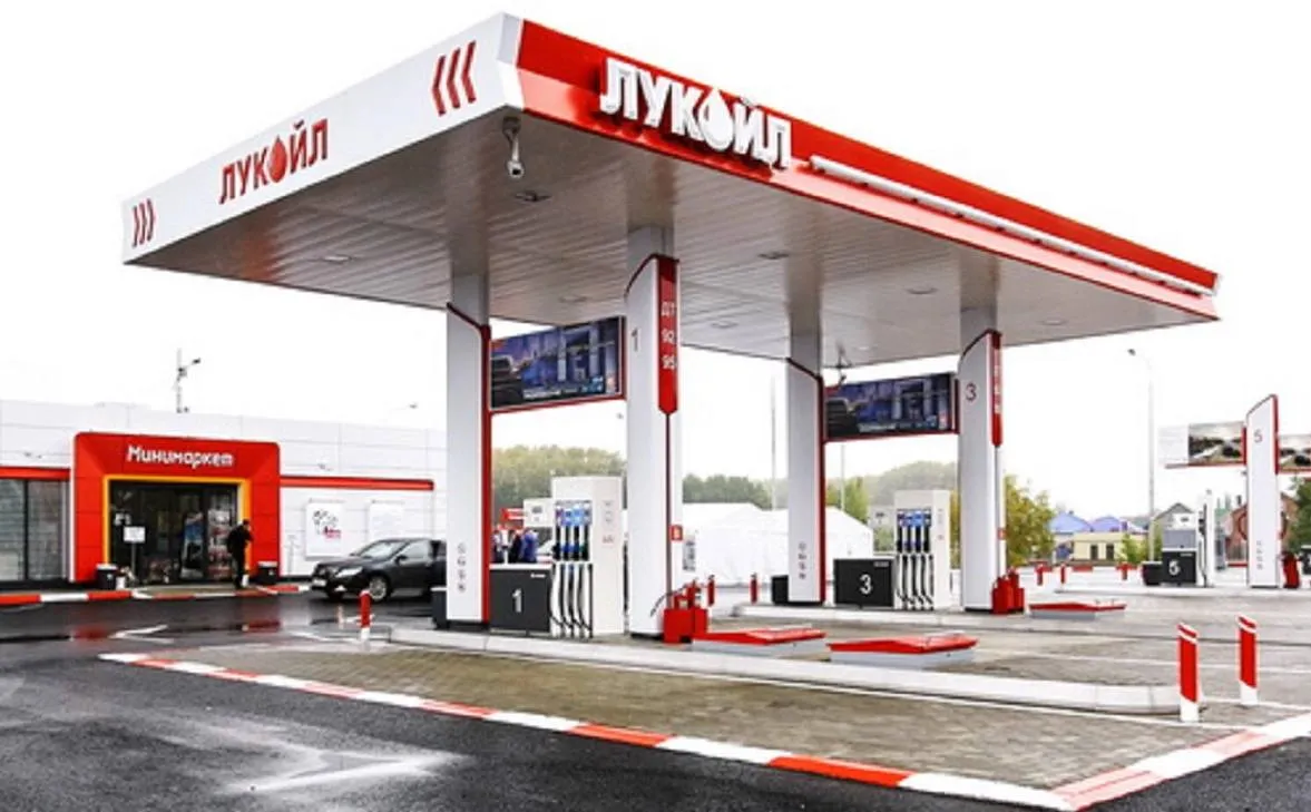 Дочка ЛУКОЙЛа не добилась выделения участка для АЗС под Уфой Компания ЛУКОЙЛ Уралнефтепродукт и министерство земельных и имущественных отношений республики не смогли обжаловать решение Арбитражного суда Башкирии который обязал снять с кадастрового учета земельный участок выделенный под строительство автозаправочной станции 18 й арбитражный апелляционный суд оставил решение в силе Спорный земельный участок расположен на трассе Уфа аэропорт южнее гипермаркета Metro В марте 2024 года приказом Минземимущества республики была утверждена схема вновь образованного земельного участка площадью 15 тыс кв м ЛУКОЙЛ Уралнефтепродукт получил его в аренду для реализации приоритетного инвестиционного проекта строительства АЗС и автомойки Но вскоре выяснилось что на часть этой земли претендует другая компания УК Центр международной торговли ЦМТ И претензии этой фирмы оказались приоритетными она добивалась выделения участка площадью 81 4 тыс кв м еще с 2012 года Более того ЦМТ выиграл пять судебных исков к городским и региональным властям и получила исполнительный лист который обязывал Минземимущество предоставить землю Суд двух инстанций пришли к выводу что Минземимущество с одной стороны проигнорировало решение суда о предоставлении земли ЦМТ а с другой без проблем выделило участок дочерней компании ЛУКОЙЛа Теперь министерство обязали отменить собственное решение снять с кадастрового учета новый участок и восстановить учет старого участка на который претендует ЦМТ РБК Уфа в Telegram РБК Уфа в MAX