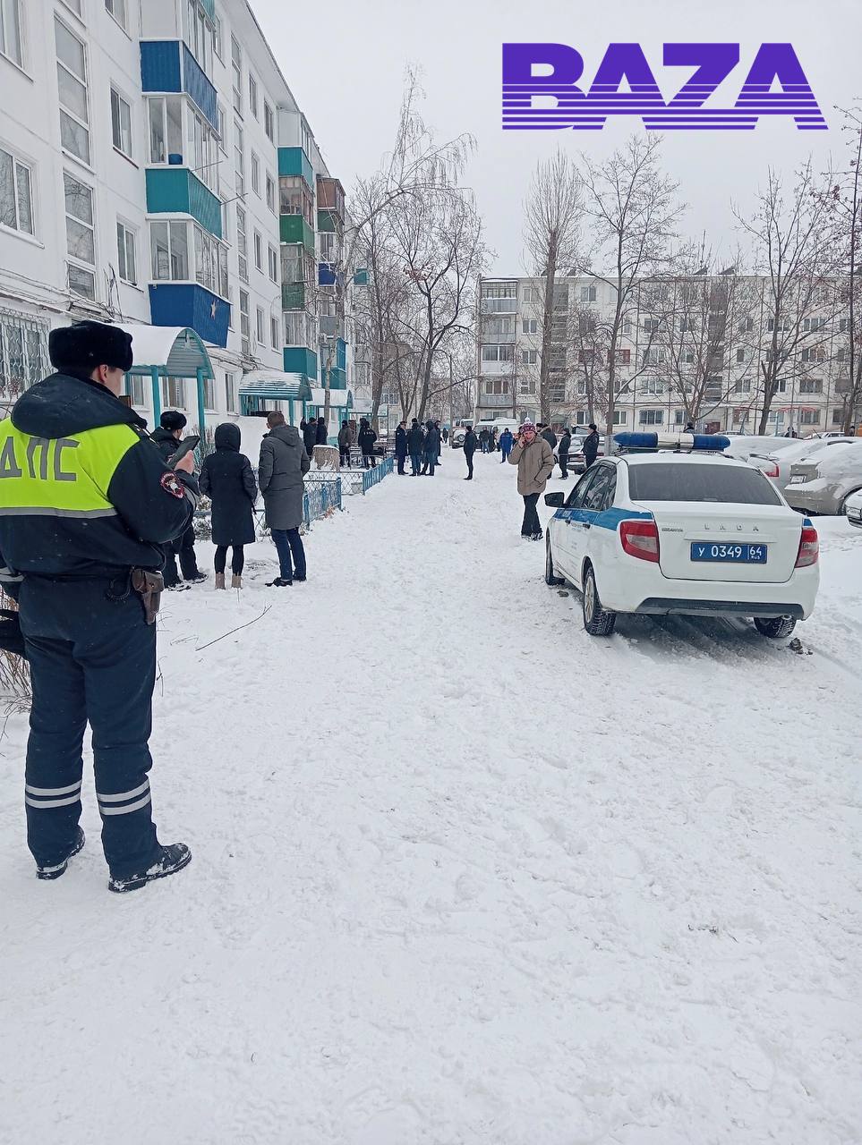 Взрыв прогремел у многоэтажки в Балаково.   По данным «Базы», взрыв произошел рядом с домом на набережной Леонова. Предварительно, у дома сдетонировало взрывное устройство. В результате взрыва пострадала находившаяся неподалеку женщина - с травмами ног и спины она была госпитализирована в больницу.   На месте работают сотрудники оперативных служб.    Подписывайтесь, это Baza