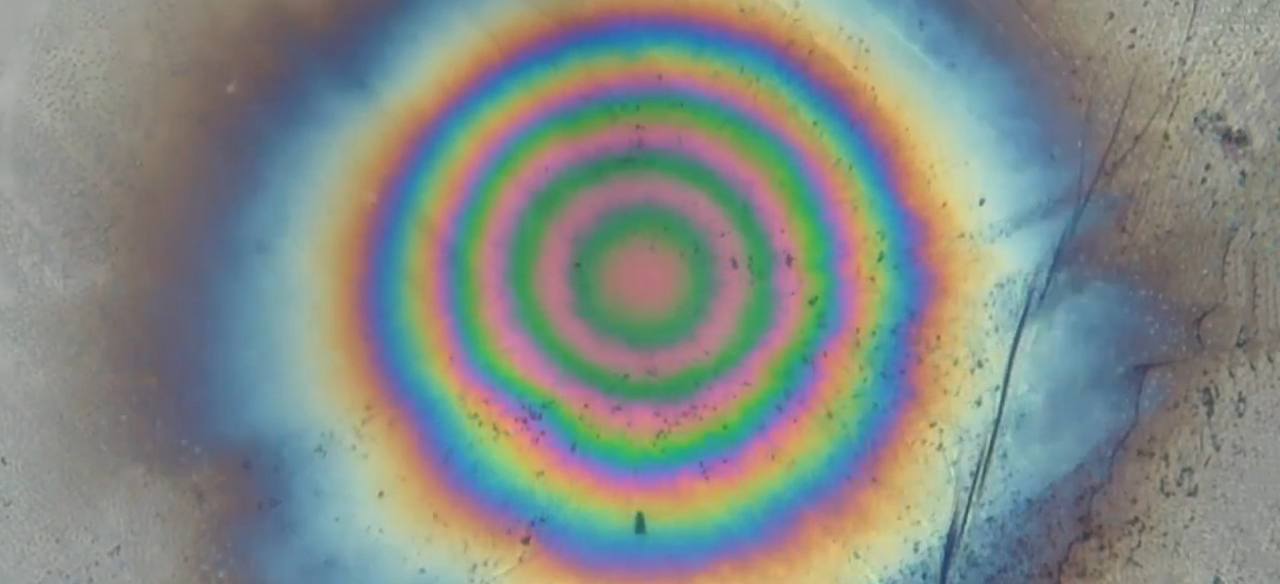 Химики научились перезаписывать свойства графена Ученые Томского политехнического университета совместно с коллегами из Сычуаньского университета разработали технологию которая позволяет переписывать свойства графена Метод называется электрохимической литографией с катализатором CEEL и включает в себя три этапа с помощью электрокатализатора окисляют поверхность графита до оксида графена лазерной обработкой частично восстанавливают его с точностью до микрометра электрическими и химическими методами направленно формируют плазмонно активные участки В чем уникальность Главное преимущество никаких агрессивных кислот и дорогого оборудования Ключевую роль здесь играет дисульфид молибдена в качестве электрокатализатора для формирования более однородных слоев оксида графена что особенно важно при создании высокотехнологичных устройств На одной углеродной платформе можно писать стирать и перезаписывать слои с разной степенью окисления и создавать электронные оптические и химические устройства Уже сейчас технология позволила создать первый в мире полностью углеродный монолитный полевой транзистор В перспективе датчики фотоэлементы и каталитические устройства нового поколения МАХ ВК ДЗЕН