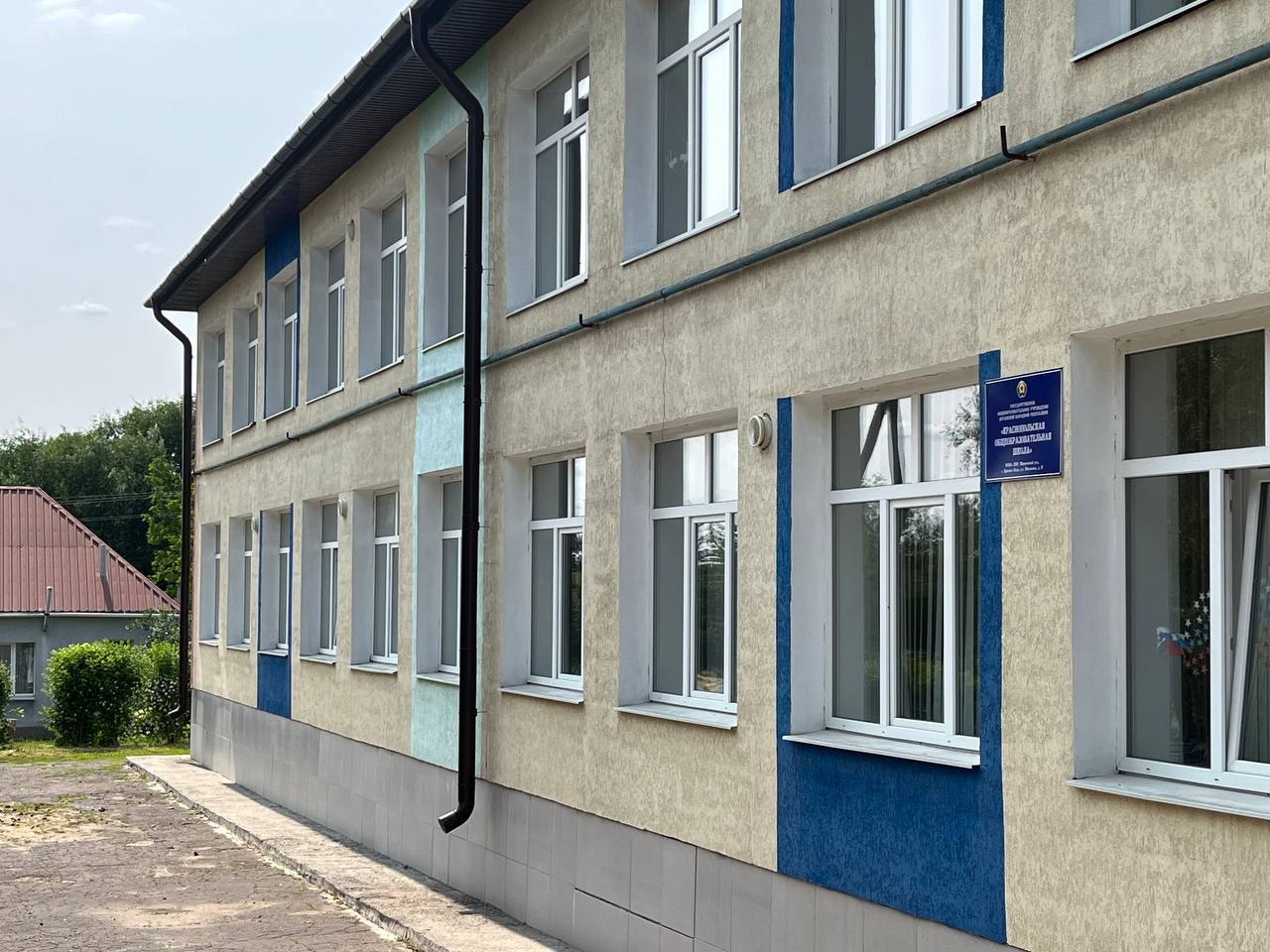 Второй этап реконструкции Краснопольской школы специалистами из Иваново продолжается На текущий момент специалисты завершили работы по устройству бетонного пола и покраске потолочного покрытия в спортивном зале. Также была смонтирована новая система канализации для здания. В настоящее время ведутся работы в столовой, включающие прокладку новой электрической проводки, установку металлических конструкций и обшивку стен. Процесс капитального ремонта ГБОУ ЛНР "Краснопольская общеобразовательная школа" проинспектировал временно исполняющий обязанности Главы Марковского муниципального округа ЛНР Андрей Клименко. «Ремонт проводится оперативно и на высоком уровне. Педагогический состав активно вовлечён в процесс восстановления школы» - прокомментировала директор ГБОУ ЛНР "Краснопольская общеобразовательная школа" Светлана Сыроватка.