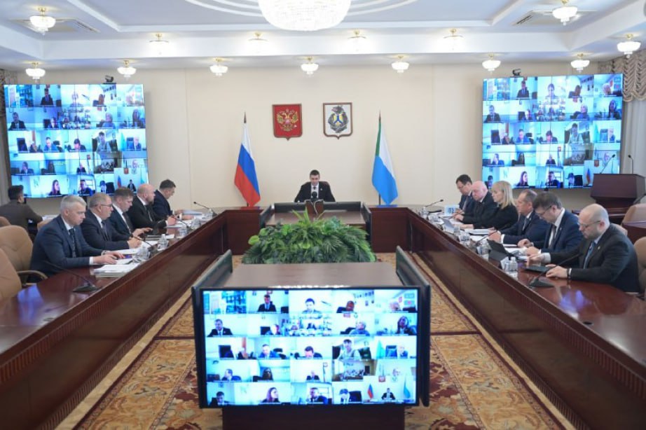 Дмитрий Демешин поручил разобраться с жалобами на запись к врачу через цифровые сервисы   Решение проблем озвученных гражданами в фокусе постоянного внимания губернатора В ходе заседания правительства Дмитрий Демешин обратил внимание на несколько проблем в сфере здравоохранения Почти половина жалоб связана с трудностями при получении электронных медицинских документов и электронной записью к специалистам Губернатор потребовал устранить технические неполадки и усилить информационную работу Также люди жалуются на затянувшийся ремонт двух медучреждений в Комсомольске на Амуре Глава минздрава Станислав Мальцев доложил что приемное отделение больницы 7 сдадут в конце марта По поликлинике 5 по части подрядных договоров идут судебные разбирательстве окончание ожидается в феврале Доклад будет представлен до конца месяца Важно не только исправлять ошибки но и показывать людям принятые меры чтобы их обращения не оставались без ответа резюмировал глава региона ХАБАРОВСКИЙ КРАЙ в МАХ