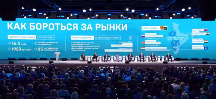 Доля России в экспорте железнодорожной техники выросла более чем в два раза от полувагонов до экспорта технологий Доля России в мировом экспорте продукции железнодорожного машиностроения с 2020 по 2024 год выросла более чем в два раза Об этом на пленарной дискуссии форума Сделано в России сообщила генеральный директор Российского экспортного центра Вероника Никишина Каждый пятый экспортируемый полувагон в мире из России Доля России в мире с 2020 по 2024 год выросла более чем в два раза каждый десятый пассажирский вагон экспортированный в мире также из России заявила Вероника Никишина Генеральный директор Трансмашхолдинга Кирилл Липа в своём выступлении на форуме говорил об экспорте иного рода рассказав о российско индийском СП ТМХ Kinet Railway Solutions СП занимается разработкой и организацией производства электропоезда Vande Bharat который должен удовлетворить спрос на комфортные междугородние перевозки на индийском рынке Предметом нашего экспорта выступают не готовая продукция не сырье не материалы из которых они изготовлены а тот негативный опыт который нами накоплен Если предметом экспорта является опыт то его нельзя забрать заявил Кирилл Липа В этом действительно долгосрочном рассчитанном на 35 лет обслуживания поездов проекте ТМХ перешёл на новый уровень поставляя на экспорт технологии и компетенции в области разработки организации производства и обслуживания сложной техники Новый уровень экспорта Трансмашхолдинга отметил в своем выступлении министр экономического развития РФ Максим Решетников Они ТМХ прим ред готовы не просто продавать вагоны а обеспечивать долгосрочное партнерство встраиваться в долгосрочные цепочки создания добавленной стоимости сказал он Фото РЭЦ tzdjournal