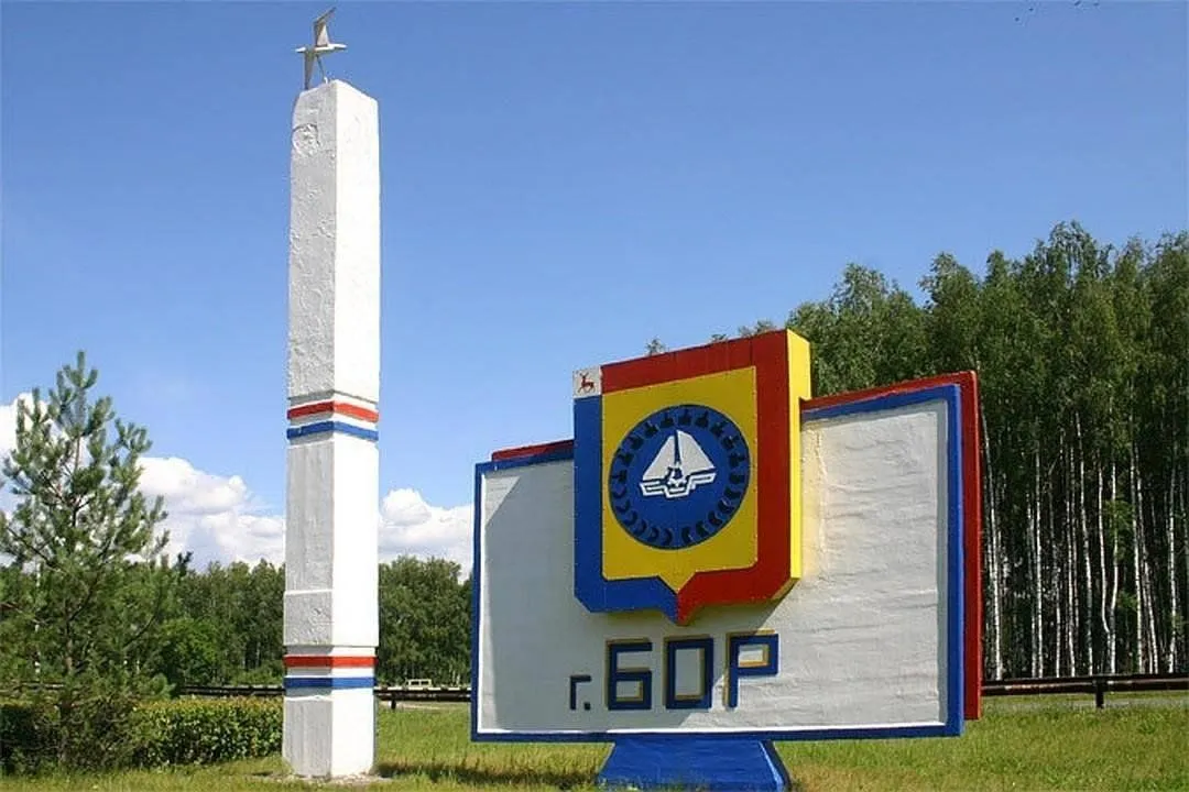 Психбольной депутат пять лет определял тарифы в Нижегородской области Имя психа не разглашается но известно что он исполнял обязанности народного избранника в городе Бор где входил в комиссию законодательного собрания по тарифной и налоговой политике В 2020 году данный псих со справкой победил на выборах от Партии Роста набрав 73 голосов По словам местных жителей работы в округе он не вел но при этом проводил приемы граждан в детском саду и заседал в Думе В 2023 году псих организовал незаконную майнинговую ферму подключился к электросетям и украл электричества почти на 30 млн рублей В 2024 году полиция раскрыла ферму и против него возбудили уголовное дело Несмотря на это местный избирком допустил психа к новым выборам в 2025 году но псих проиграл Борский суд освободил психа от уголовной ответственности ибо что с психа взять и только назначил ему принудительное лечение в амбулаторных условиях Как по нам очень даже рабочая схема творишь что угодно потом покупаешь справку и все от тебя отстали Кстати именно так нередко действуют фигуранты громких этнических преступлений ловко избегая заслуженного наказания