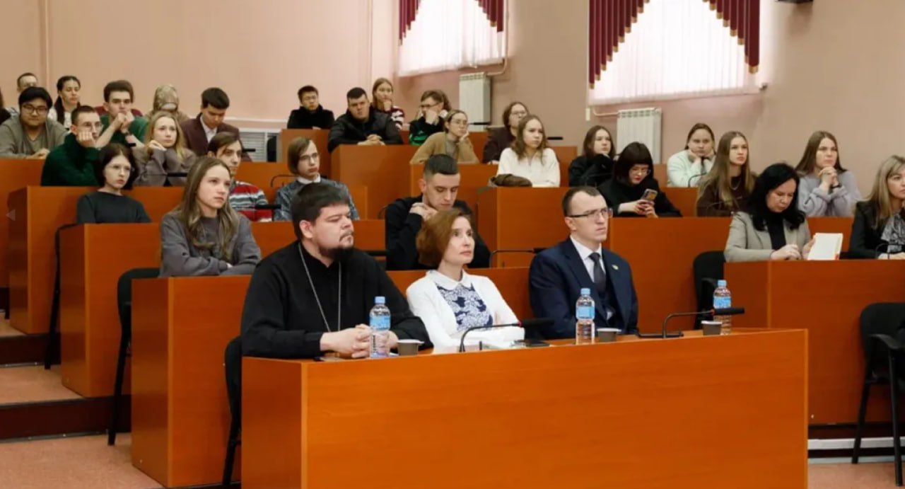 В Комсомольске прошёл фестиваль студенческих семей В Комсомольске на Амуре впервые проходит фестиваль студенческой молодёжи и студенческих семей Яблоко от яблони Мероприятие организовано на базе КнАГУ при грантовой поддержке Федерального агентства по делам молодёжи В первый день участники приняли участие в дебатах Семья Современный взгляд конференции Семья основа жизни и тренинге Яблоко раздора где студенческие пары учились выходить из конфликтных ситуаций в игровой форме Обсуждались темы гражданского брака распределения ролей в семье и меры государственной поддержки По словам начальника отдела воспитательной работы КнАГУ Юлии Осинцевой фестиваль вызвал высокий интерес у молодёжи ведь тема семьи близка каждому Во второй день запланированы акция Моя семья моё богатство и концерт Ты моя мелодия Сейчас в КнАГУ обучаются 17 семейных пар которым университет оказывает поддержку от материальной помощи до оплаты комнат временного пребывания детей Подписывайтесь на Amur Inside